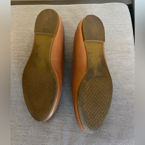 Tory Burch tan/gold size 6 flats - Picture 2 of 2